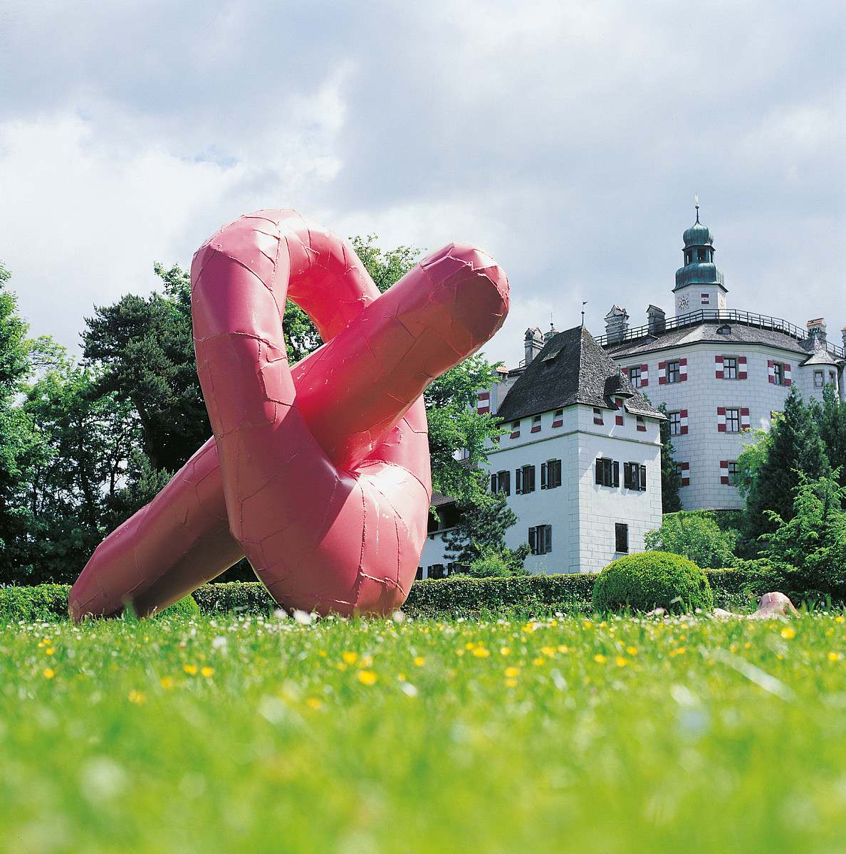 Installationsansicht © Archiv Franz West © Estate Franz West, Courtesy the artist and Galerie Eva Presenhuber, Zurich / Vienna, Foto: Stefan Altenburger Photography, Zürich